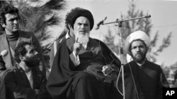 سخنرانی روح‌الله خمینی در گورستان بهشت زهرای تهران بلافاصله پس از بازگشت به ایران در بهمن ۱۳۵۷ 