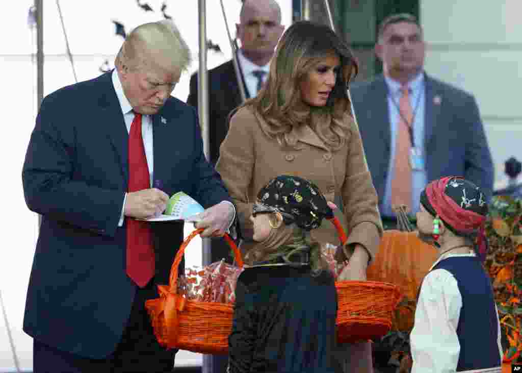 La pareja presidencial da la bienvenida a un grupo de niños del área de Washington e hijos de miembros del ejército en celebración del Día de Brujas o Halloween, el 30 de octubre de 2017. 