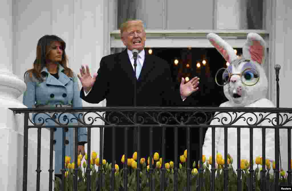 Presiden Donald Trump berbicara kepada para pengunjung dari South Portico di Gedung Putih, dengan Ibu Negara Melania Trump dan Kelinci Paskah pada acara Lomba Balap Telur Paskah tahunan di&nbsp; South Lawn di Washington.