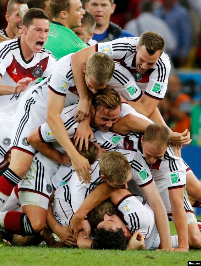 Todo el equipo alemán se ha lanzado sobre Goetze, el anotador del gol.