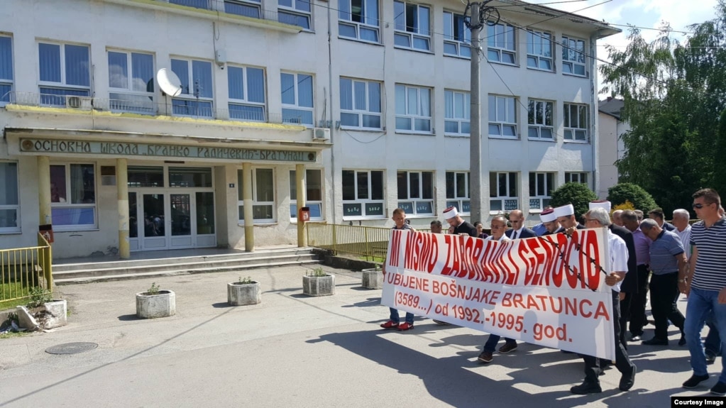Obilježavanje godišnjice zločina u osnovnoj školi koja se nekada zvala “Vuk Karadžić”. Foto: BIRN BiH