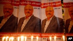 Para aktivis melakukan aksi protes pembunuhan jurnalis Jamal Khashoggi, di depan konsulat Saudi di Istanbul, Turki (25/10).