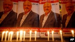 Свічки, поставлені активістами біля портрета Хашокджі біля консульства Саудівської Аравії в Стамбулі