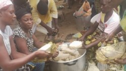 Les femmes préparent les tranches de chikwangue à la cantine scolaire, Mindouli, le 5 mars 2020. (VOA/Arsène Séverin)