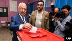Rached Ghannouchi, leader du parti islamiste tunisien Ennahda, dépose son bulletin dans une urne à un bureau de vote à Ben Arous, près de la capitale Tunis, le 6 mai 2018.