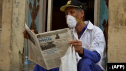 Un cubain portant un masque à La Havane, alors que le monde lutte contre la pandémie de Covid-19, 12 mars 2020. (Photo Yamil Lage/AFP)