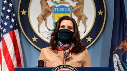 Thống đốc bang Michigan Gretchen Whitmer phát biểu kêu gọi người dân chấp hành các biện pháp hạn chế virus corona lây lan ở Lansing, Michigan, ngày 9 tháng 4, 2021.