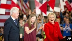 Hillary Clinton, com o marido Bill Clinton e a filha Chelsea