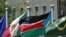 Le drapeau sud-soudanais devant le siège de l'ONU, à New York