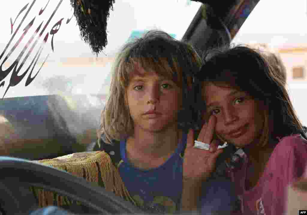 عکسی از دختران آواره سوری در اردوگاه پناهندگان در نزدیکی مرز ترکیه. در حملات ارتش سوریه به استان ادلب، تعداد زیادی از مردم آن منطقه مجبور به ترک خانه هایشان شدند.