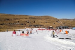 Orang-orang bermain ski dan snowboard di Kapoko Snow Park di Afriski Mountain Resort di Butha Buthe, Lesotho, 31 Juli 2021. (Foto: REUTERS/Sumaya Hisham)