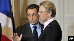 French President Nicolas Sarkozy and Foreign Minister Michele Alliot-Marie speak after a meeting at the Elysee palace in Paris (file photo)