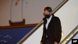 آنتونی بلینکن، وزیر خارجه ایالات متحده،‌ در فرودگاه پاریس (۱۲ مهر)