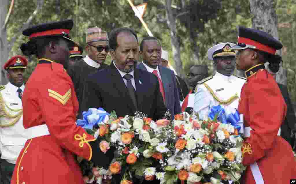 Shugaban Kasar Kenya Uhuru Kenyata, Da Shugaba Muhammadu Na Najeriya Da Shugaba Hassane Sheikh Mohamud A Lokacin Da Ake Bukin Karrama Sojojin Kasar Kenya Da Suka Rasa Rayukansu A Yayin Da Suke Gudanar Da Ayyukan Wanzar Da Zaman Lafiya 