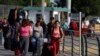 Para pekerja asal Meksiko melintasi penyeberangan internasional Puerta Mexico menuju Brownsville, Texas di Amerika Serikat, untuk mencari pekerjaan musiman, di Matamoros, negara bagian Tamaulipas, Meksiko, 27 Juni 2020. 