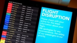 Bảng điện tử thông báo các chuyến bay bị gián đoạn tại sân bay Gatwick sau khi nó mở cửa trở lại sau khi bị đóng cửa vì hoạt động của máy bay drone, ở Gatwick, Anh, ngày 21 tháng 12, 2018. 