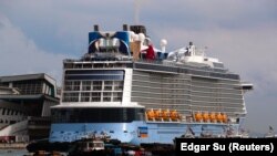Kapal pesiar Quantum of the Seas Royal Caribbean ditambatkan di Marina Bay Cruise Centre setelah seorang penumpang dinyatakan positif Covid-19 selama pelayaran, Singapura, 9 Desember 2020. (Foto: REUTERS/Edgar Su)