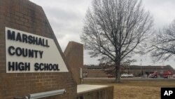 当局调查在肯塔基州本顿马歇尔郡高中发生的枪击事件。（2018年1月23日）