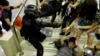Cegah Protes Meluas, Polisi Serbu Mal-mal Hong Kong