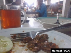 Menu daging anjing di salah satu warung makan di ogyakarta (Foto: VOA/Nurhadi)