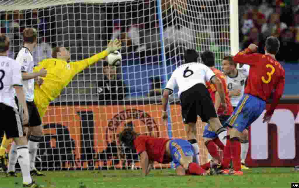 Kapiten Barselone Karlos Pujol postiže jedini pogodak u polufinalu protiv Nemačke. Španija se plasirala u finale Mondijala prvi put u istoriji. (AP Photo/Martin Meissner)