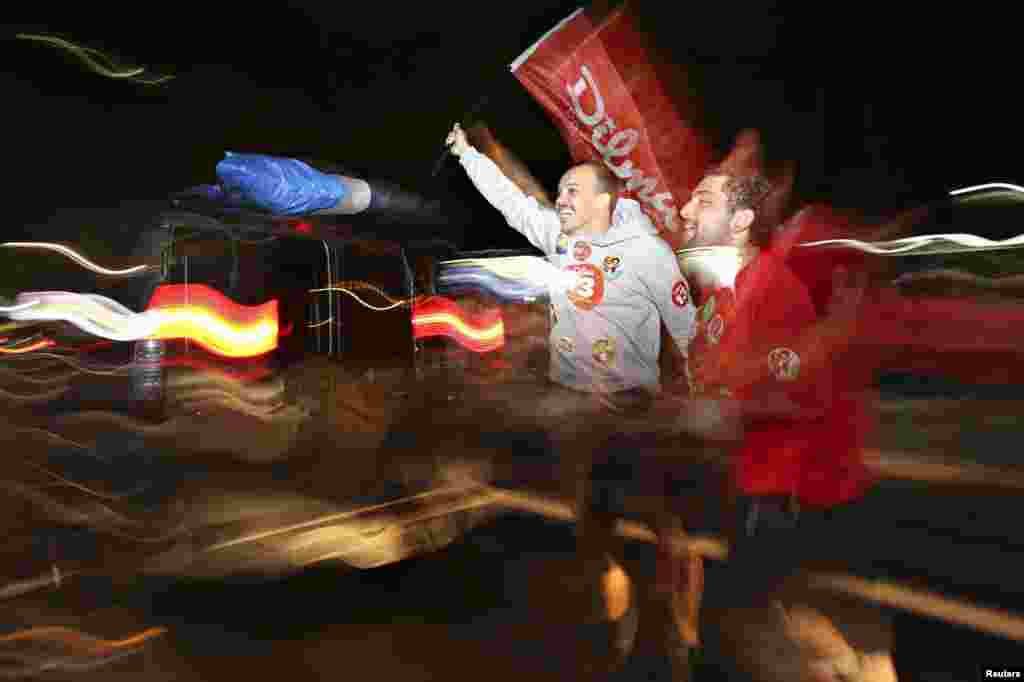 A festa pela avenida Paulista após a declaração de vitória de Dilma Rousseff do PT nas eleições de 26 de Outubro realizadas no Brasil. São Paulo, 2014