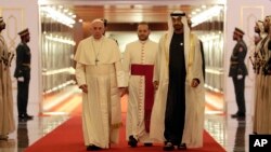 El papa Francisco es recibido por el príncipe heredero de la corona de Abu Dabi, jeque Mohammed bin Zayed Al Nahyan, a su llegada al aeropuerto de Abu Dabi, en los Emiratos Árabes Unidos. Feb. 3 de 2019.