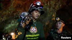 Soldiers and rescue workers work in Tham Luang cave complex, as an ongoing search for members of an under-16 soccer team and their coach continues, in the northern province of Chiang Rai, Thailand, July 1, 2018. 