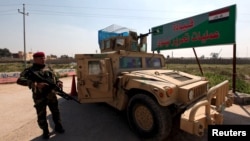 지난 13일 이라크 군인이 모술 남부 마크무르 기지 입구를 지키고 있다. (자료사진)