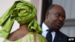 Le président du Gabon, Ali Bongo Ondimba (à gauche), parle à son épouse, Sylvia Bongo Ondimba, lors d’un match de football de la Coupe d'Afrique des Nations 2017 au Stade de l'Amitie Sino-Gabonaise à Libreville, le 14 janvier 2017.