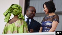 Le président du Gabon, Ali Bongo Ondimba (à gauche), parle à son épouse, Sylvia Bongo Ondimba, lors d’un match de football de la Coupe d'Afrique des Nations 2017 au Stade de l'Amitie Sino-Gabonaise à Libreville, le 14 janvier 2017.