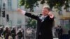 6月7日，乌克兰总统波罗申科在基辅索非亚广场总统就职仪式上向民众打招呼。（资料照片）