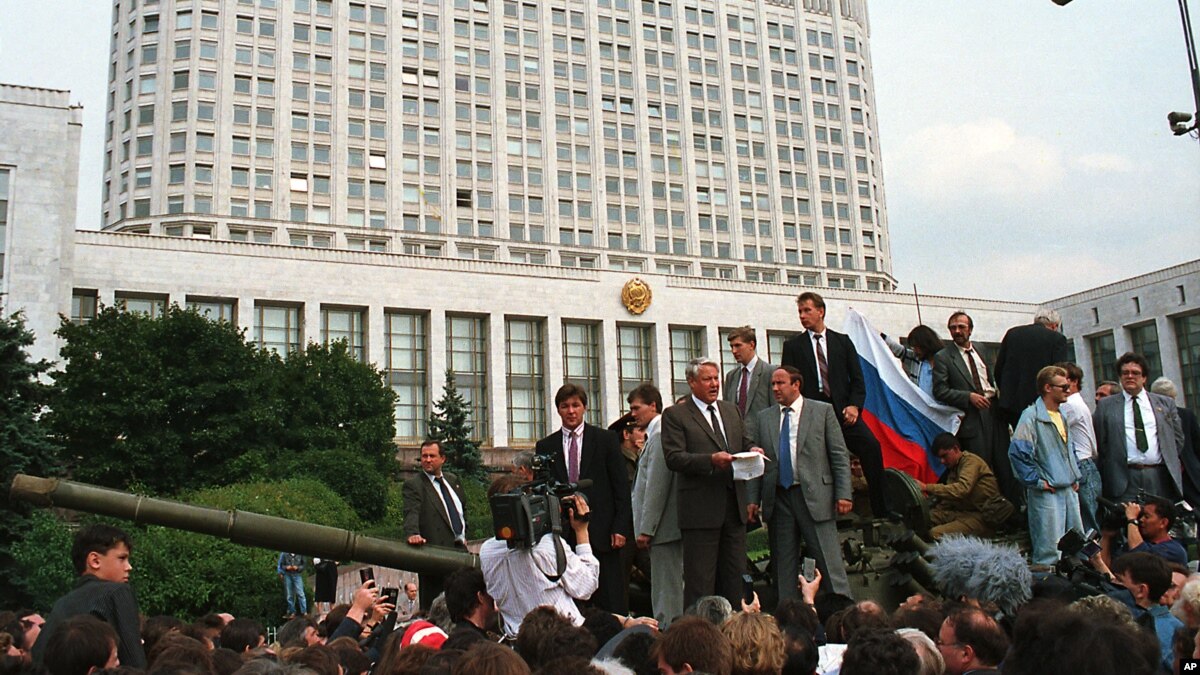 Почему гкчп не смог удержаться у власти. Ельцин белый дом 1991. Путч 1991 Ельцин. Ельцин 1991 ГКЧП. Путч в августе 1991 белый дом.