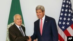ລມຕ ຕ່າງປະເທດສະຫະລັດ ທ່ານ John Kerry (ຂວາ) ຈັບມືກັບເລຂາທິການໃຫຍ່ ຂອງສັນນິບາດອາຣັບ ທ່ານ sNabil al-Arabi ກ່ອນການພົບປະກັນທີ່ນະຄອນຫຼວງໄຄໂຣ (13 ກັນຍາ 2014)