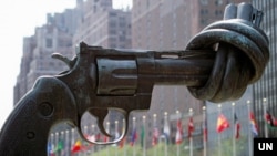 ''Հանգուցված ատրճանակ'' բրոնզե քանդակ, հեղինակ` շվեդ քանդակագործ Կառլ Ֆրեդրիկ Ռուտերսվարդ, ՄԱԿ-ի գլխավոր գրասենյակ, Նյու Յորք, ԱՄՆ