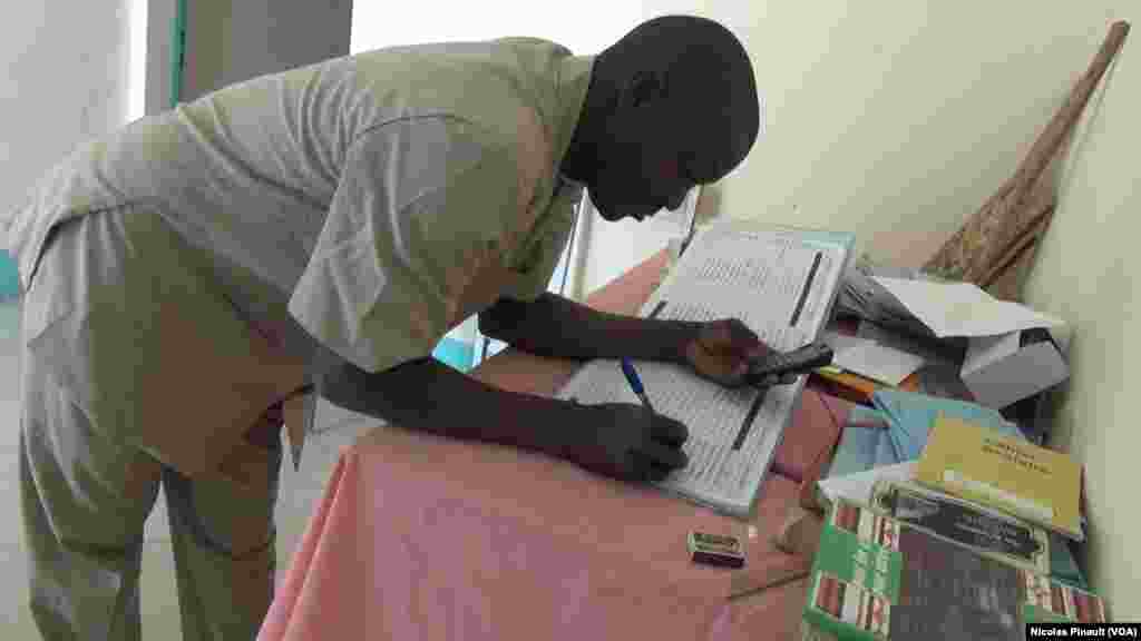 Madouka Moustapha, the principal of the school in Bosso, in the Diffa region of Niger, April 19, 2017. (Photo: Nicolas Pinault / VOA)