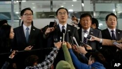 South Korean Unification Minister Cho Myoung-gyon, center, speaks to the media before leaving for the border village of Panmunjom to attend a meeting between South and North Korea, at the Office of the South Korea-North Korea Dialogue in Seoul, South Korea, Monday, Oct. 15, 2018. 