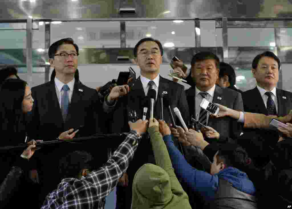 조명균 한국 통일부 장관이 남북고위급회담이 열리는 판문점에 가기에 앞서 서울 종로구 남북회담본부에서 취재진의 질문에 답하고 있다. 통일부는 이날 탈북민 출신 기자의 남북급 회담 취재를 불허했다.