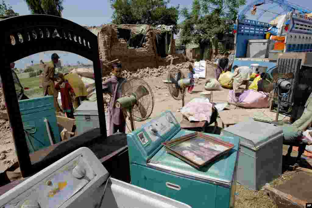 مقام های پاکستانی خانه های مهاجران افغان را در حومۀ پشاور ویران کرده و آنان را مجبور به برگشت به کشور شان می کنند