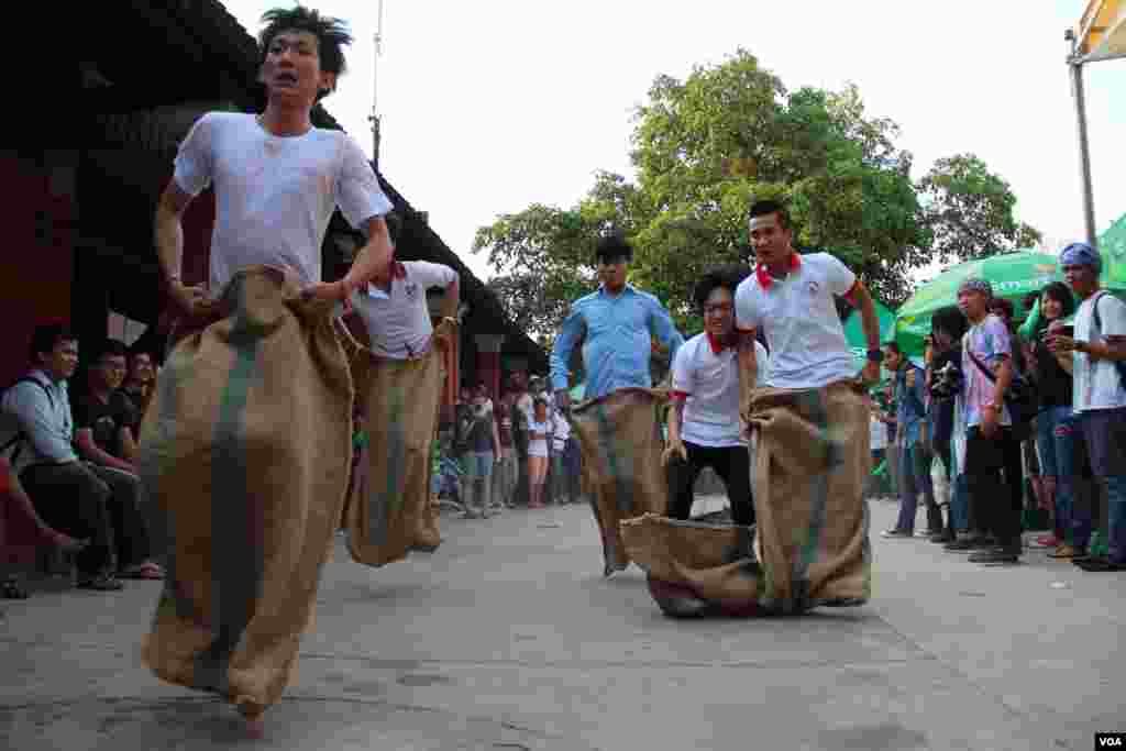 អ្នក​ចូល​រូម​លេង​ល្បែង​ប្រជាប្រិយ​ខ្មែរ​ ប្រណាំង​គ្នា​លោត​បាវ​ នៅ​ក្នុងពិធី​តាំង​ពិព័រណ៌​ &laquo;ទេព​កោសល្យ​និង​ស្នាដៃ&raquo; ក្នុង​សាលក​វិទ្យាល័យ​ភូមិន្ទ​វិចិត្រ​សិល្បៈ កាល​ពី​ថ្ងៃ​ទី​៧​ ខែ​មេសា​ ឆ្នាំ​២០១៥។ (នូវ​ ពៅ​លក្ខិណា/VOA)