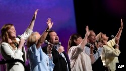 Anggota jemaat tampak bernyanyi dalam foto yang diambil tanggal 13 Juni 2017 dalam konvensi tahunan Southern Baptist di Phoenix, Arizona (foto: AP Photo/Matt York)