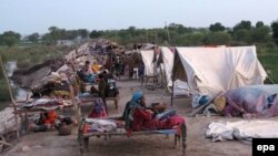 Des Pakistanais s’abritent temporairement dans des tentes sur un terrain sec pendant l'inondation qui affecte la région de Sukkur, Pakistan, 04 août 2015. epa/ WAQAR HUSSEIN