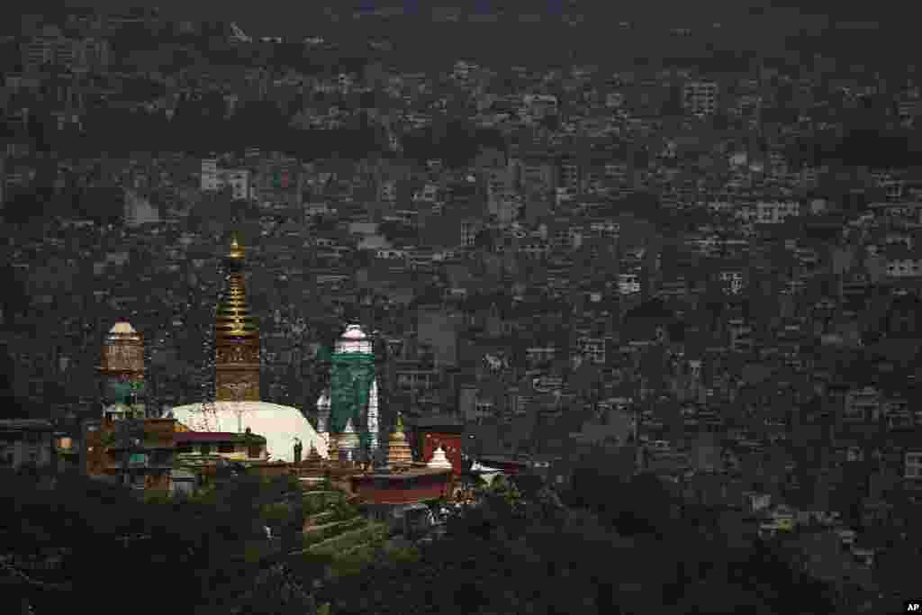 Cahaya matahari menyinari stupa Swayambhunath di puncak bukit di Kathmandu, Nepal.