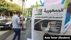 Seorang pria berjalan melewati lapak penjual koran di Beirut di mana salah satu koran memampang berita utama yang bertuliskan "Arab Saudi Memboikot Lebanon", pada 30 Oktoober 2021. (Foto: Reuters/Aziz Taher)