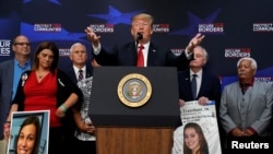 Donald Tramp sa porodicama čije su članove ubili ilegalni imigranti