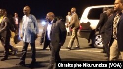 Le facilitateur du dialogue inter-burundais, l’ancien président tanzanien Benjamin William Mkapa, accueilli par le ministre Burundais des relations extérieures, à son arrivée à Bujumbura, Burundi, 7 décembre 2016. (VOA/Chrsitophe Nkurunziza) 