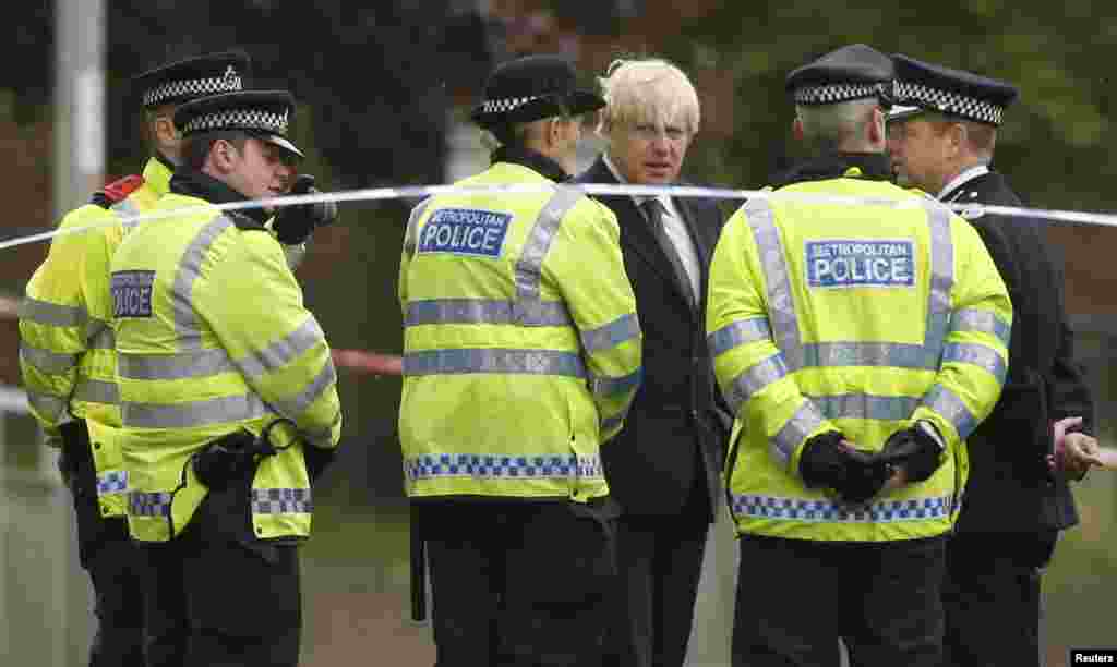 The mayor of London, Boris Johnson, speaks to police officers near the scene of the killing of a British soldier in Woolwich, London, May 23, 2013.