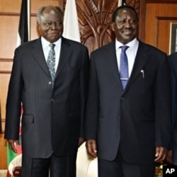 Kenyan President Mwai Kibaki (L) and Kenyan Prime Minister Raila Odinga (R) (file)