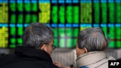 民眾聚精會神觀看上海股票資料照。