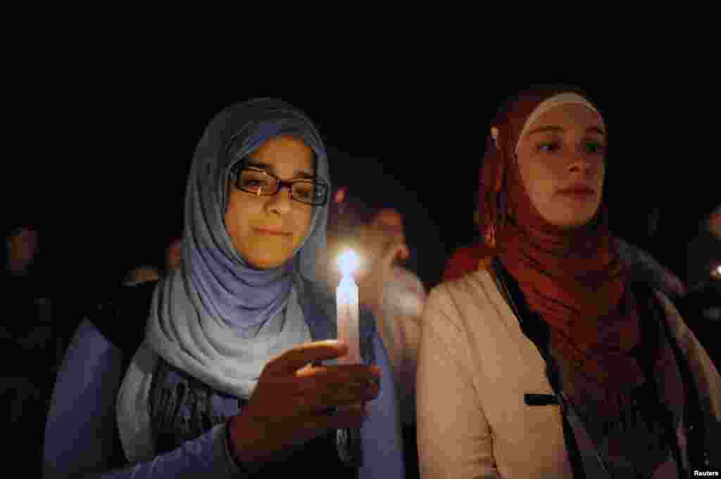 Mahasiswi Nada Hassanein (kiri) dan Hiba Shaban, anggota Dewan Suriah Amerika di Orlando, menghadiri acara penghormatan bagi jurnalis AS Steven Sotloff di kampus University of Central Florida, di Orlando, Florida (3/9). (Reuters/David Manning)